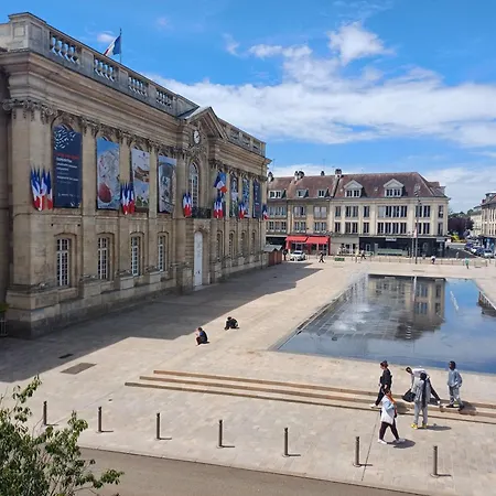 Le - Vue Place Jeanne Hachette * בווה