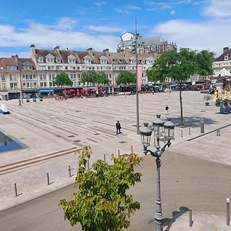 Le - Vue Place Jeanne Hachette בווה