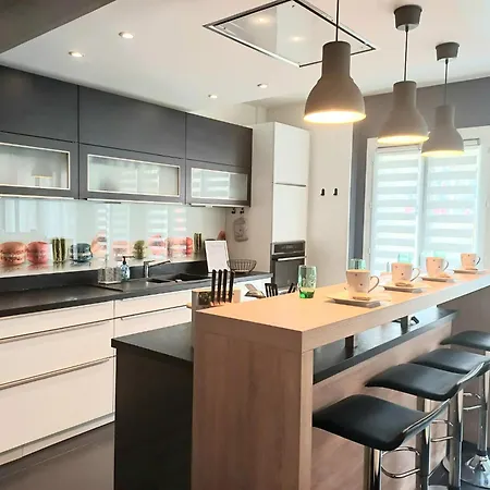 Le - Vue Place Jeanne Hachette בווה