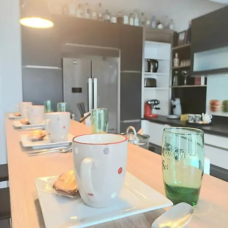 Le - Vue Place Jeanne Hachette *