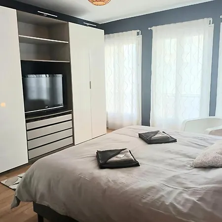 Le - Vue Place Jeanne Hachette דירה *