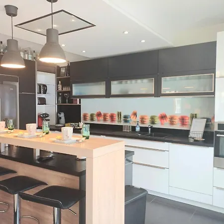 Le - Vue Place Jeanne Hachette *