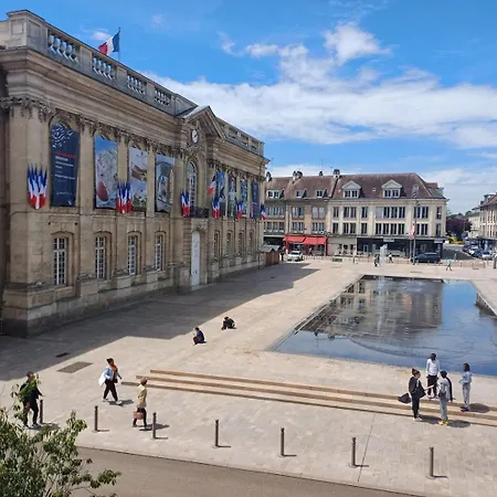 Le - Vue Place Jeanne Hachette Beauvais