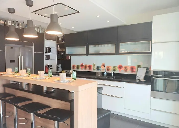 Le - Vue Place Jeanne Hachette *